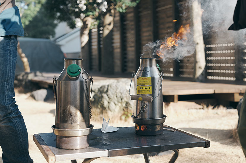 思ったより大きな火がつき、歓声が。火が出たらすばやくケトルの上部を取りつけます