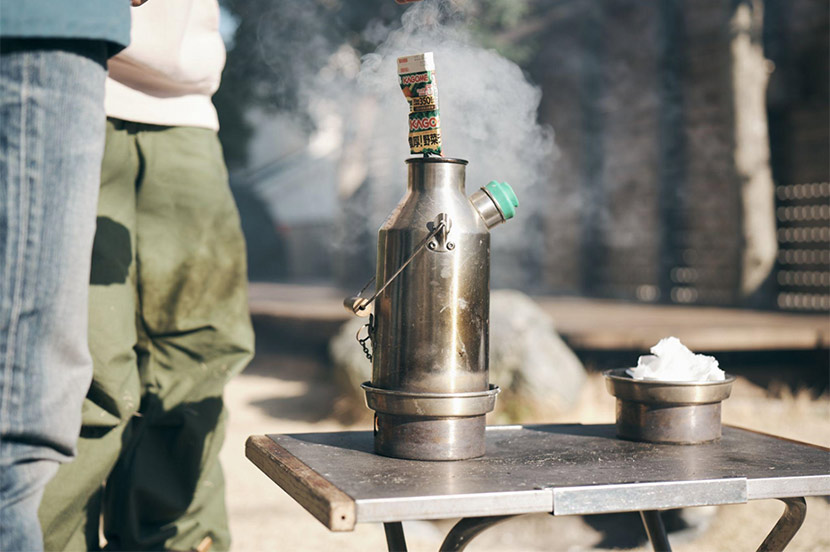 500ミリリットル程度の水を沸騰させるには、牛乳パック2枚、割り箸3膳が目安