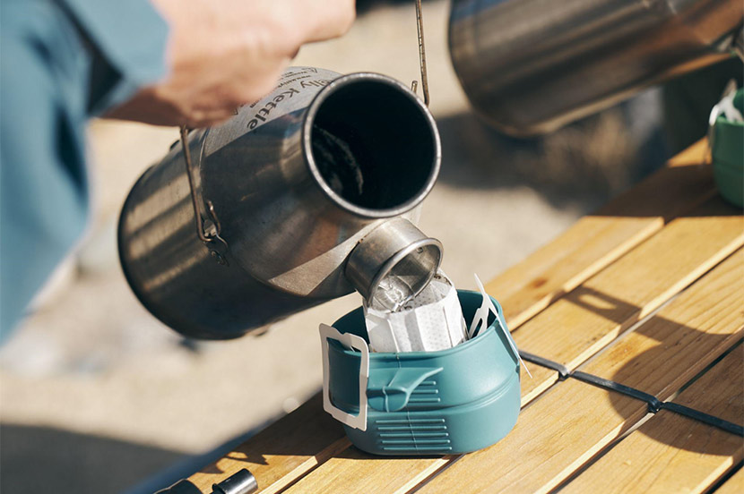 チェーンを持ち上げて慎重にお湯を注いでいく