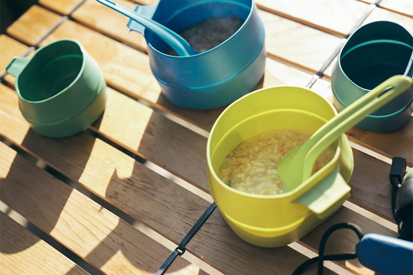 今回使用したのはシリコン製の食器。コンパクトに折り畳めるので防災バッグに入れても場所を取らない優れもの