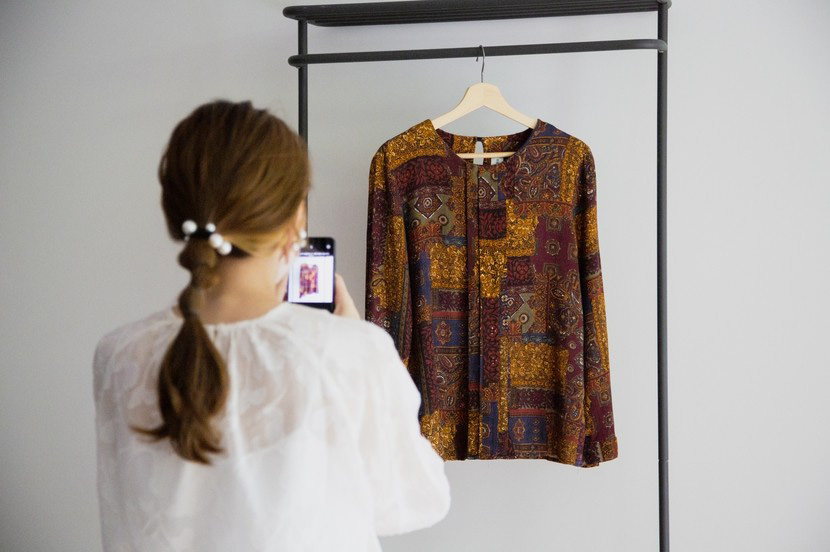 「古着のカットソー」を撮る