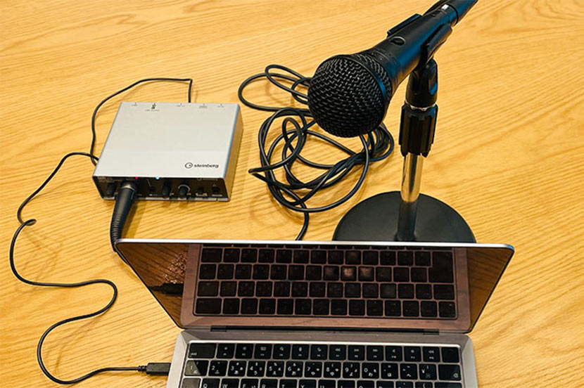 本格的に収録する際、narumiさんはSHUREのダイナミックマイク「PGA58-XLR」と、Steinbergのオーディオインターフェース「UR12」を使用