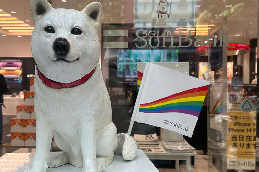 Pepperはクルーとお揃いのユニフォームを着用。表参道店のシンボルのお父さん像もレインボーフラッグで応援しました