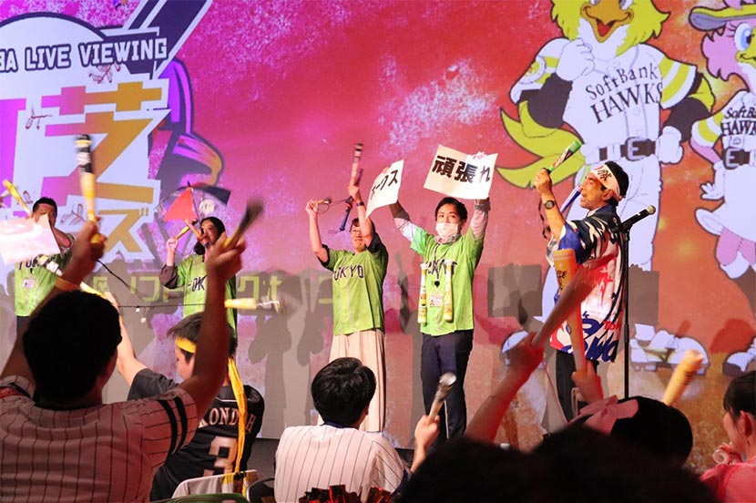 試合開始!大迫力のスクリーン中継とパフォーマンスで加速する熱気。