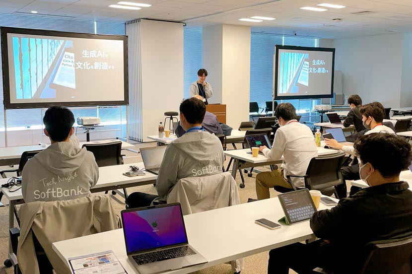 3月に開催された「SoftBank Tech Night Fes」で鈴木が発表している様子。イベント運営だけでなく登壇も積極的に行っている