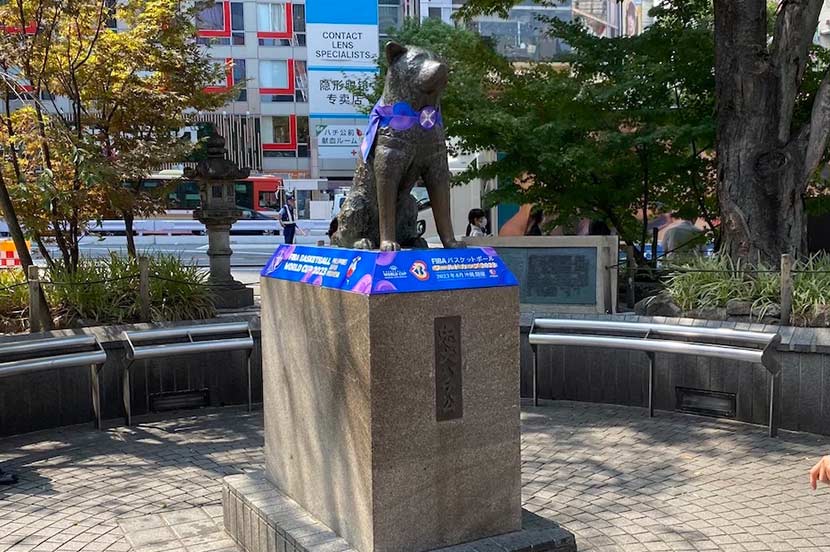 ① 渋谷のシンボル「ハチ公像」の近くにある「ハチ公マンホールふた」(渋谷区)