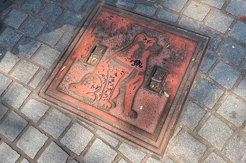 ① 渋谷のシンボル「ハチ公像」の近くにある「ハチ公マンホールふた」(渋谷区)