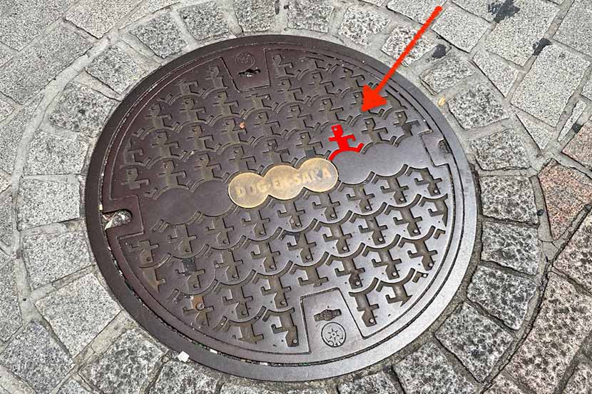 ① 渋谷のシンボル「ハチ公像」の近くにある「ハチ公マンホールふた」(渋谷区)