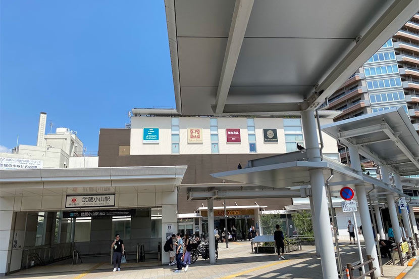 ② しながわ観光大使のサンリオキャラクター「シナモロール」をデザインしたかわいいマンホール(武蔵小山)