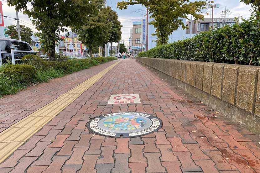 ④ 日本初の光る“LED”マンホールふた_KADOKAWAのアニメ作品がモチーフに(埼玉県東所沢)