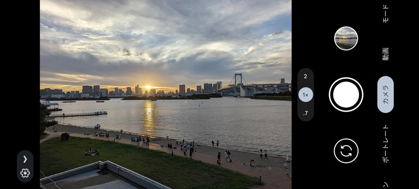 撮影したい位置を決めます。このとき、標準(1×/1倍)のままだと画面に太陽が入っていたり、逆光・半逆光になっていると〈ゴースト〉が出てしまうので注意。