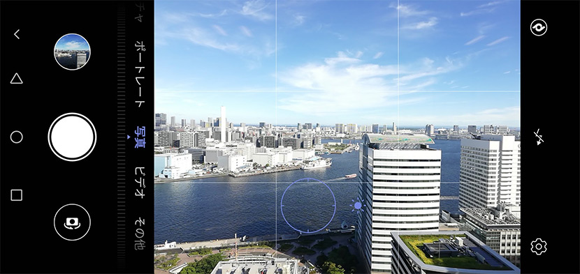 上が雲にピントを合わせた正しい撮り方。下は海にピントを合わせたので、雲が白飛びしてしまっている