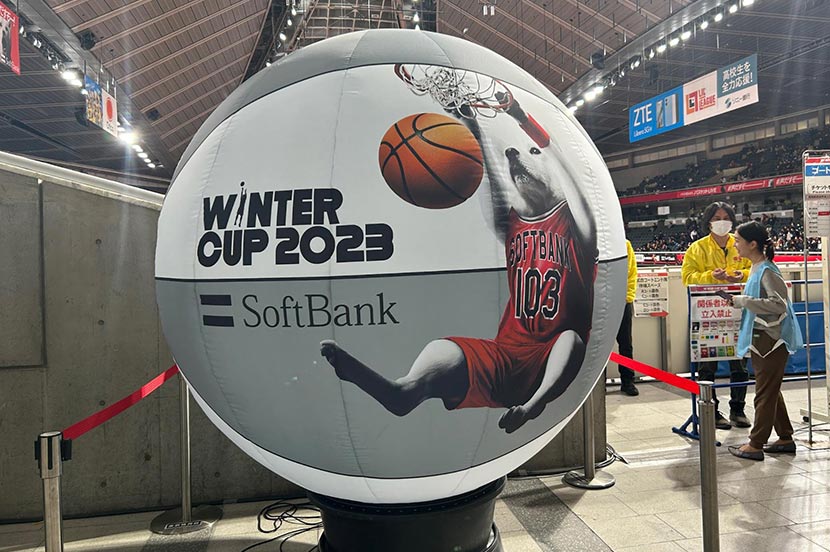 高校バスケ日本一を賭けた熱いバトルに、観客も声援!