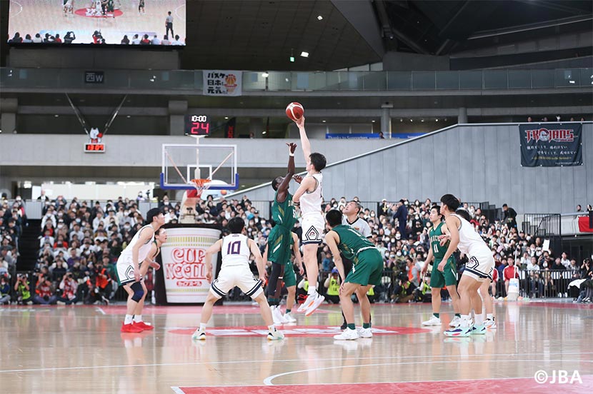 高校バスケ日本一を賭けた熱いバトルに、観客も声援!