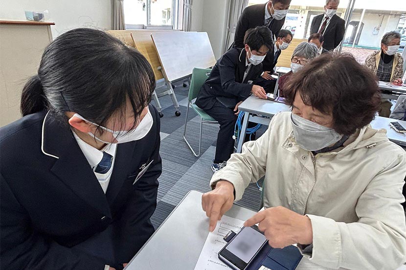世羅町唯一の高校で開催する高齢者向けスマホ相談会
