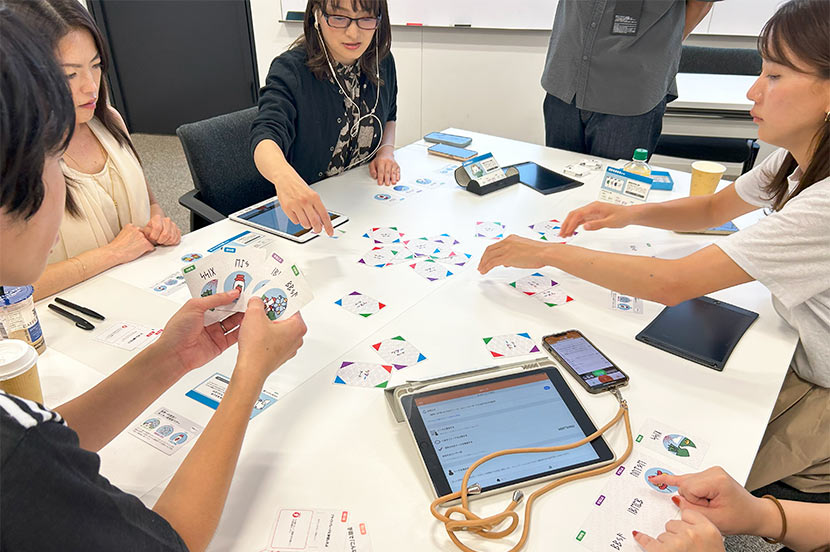 イヤホンをしているのは耳が聞こえにくい旅行者(写真奥)、カードを手持ちしているのは意思を伝えるのが苦手で自分からカード情報が言えない旅行者(写真左下)という設定。