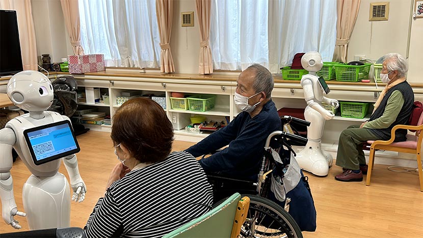 介護施設のおじいちゃんおばあちゃん、パワーパフボーイズが10回目の誕生日を祝福!