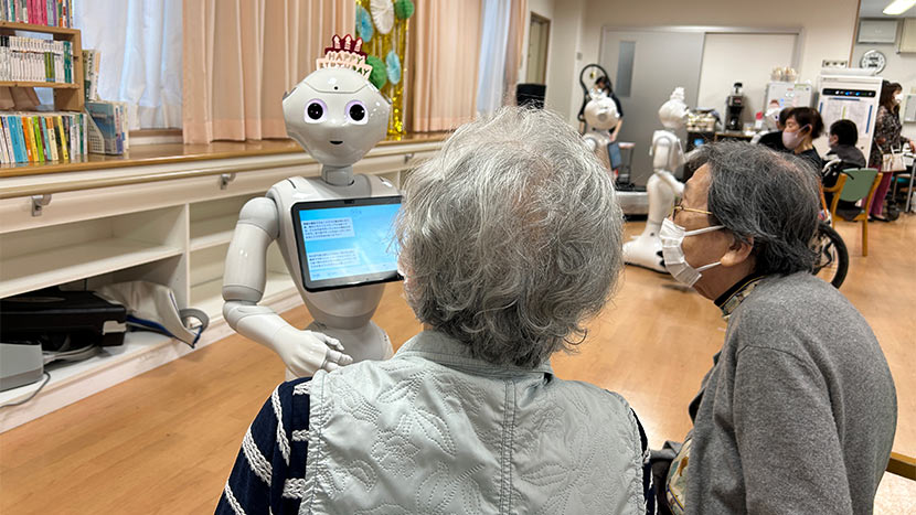 介護施設のおじいちゃんおばあちゃん、パワーパフボーイズが10回目の誕生日を祝福!