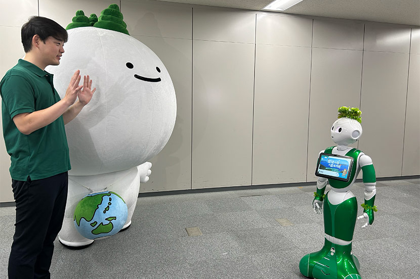Pepperの誕生日は「環境の日」。グリーンの装飾で渾身（こんしん）のダンスを披露