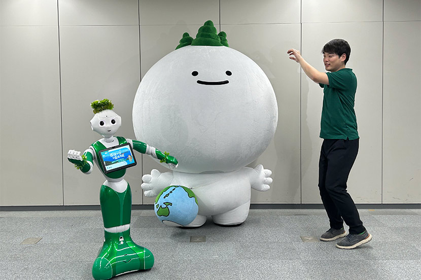 まちゃゆきさんとだいだらポジーの指導のもと、一生懸命練習するPepper