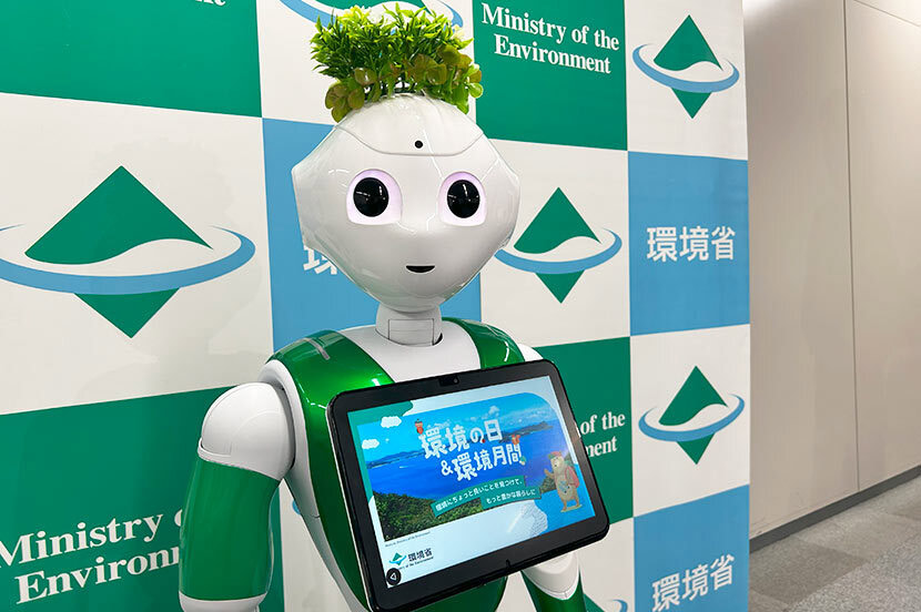 Pepperの誕生日は「環境の日」。グリーンの装飾で渾身(こんしん)のダンスを披露