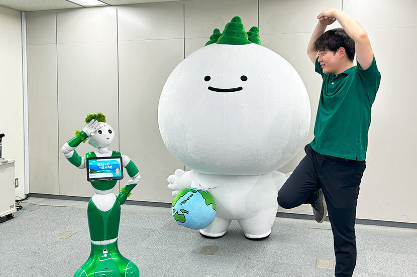 まちゃゆきさんとだいだらポジーの指導のもと、一生懸命練習するPepper