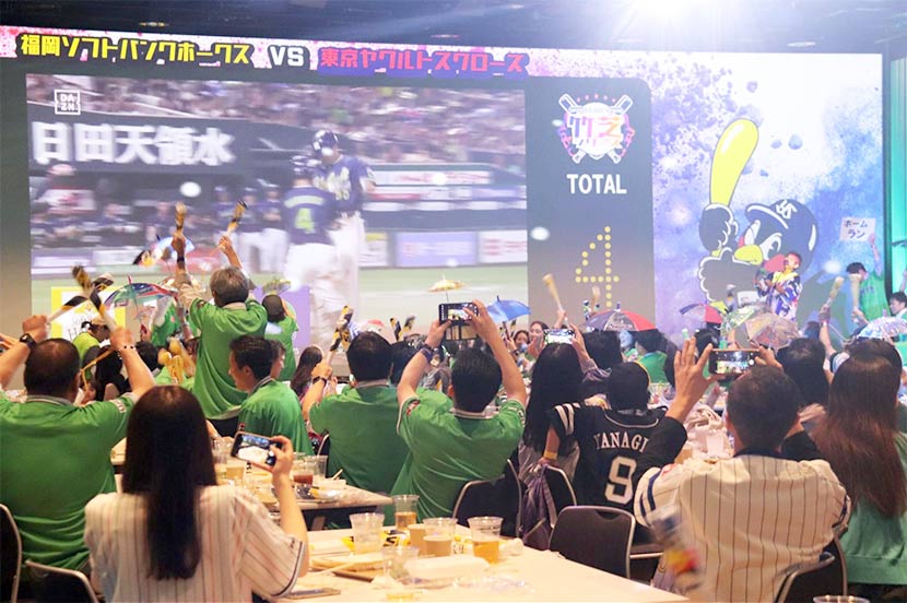 竹芝のオフィスビルで総勢300名が野球観戦！ 内川聖一さんの実況・解説でライブビューイングを開催