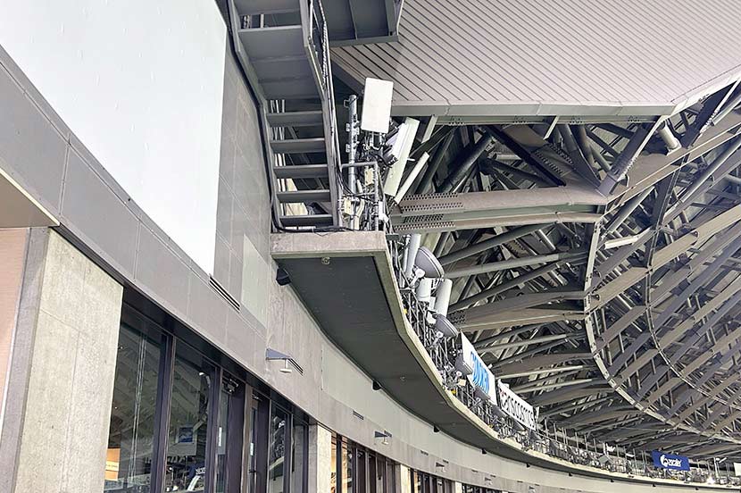 みずほPayPayドームのキャットウォークに並ぶアンテナ