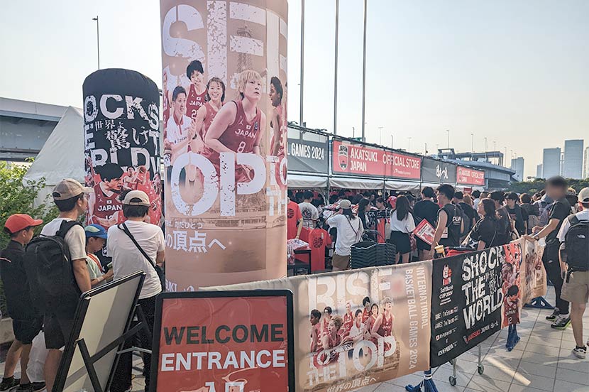 気温も観客も沸騰！ 試合前からグッズや記念撮影で盛り上がる