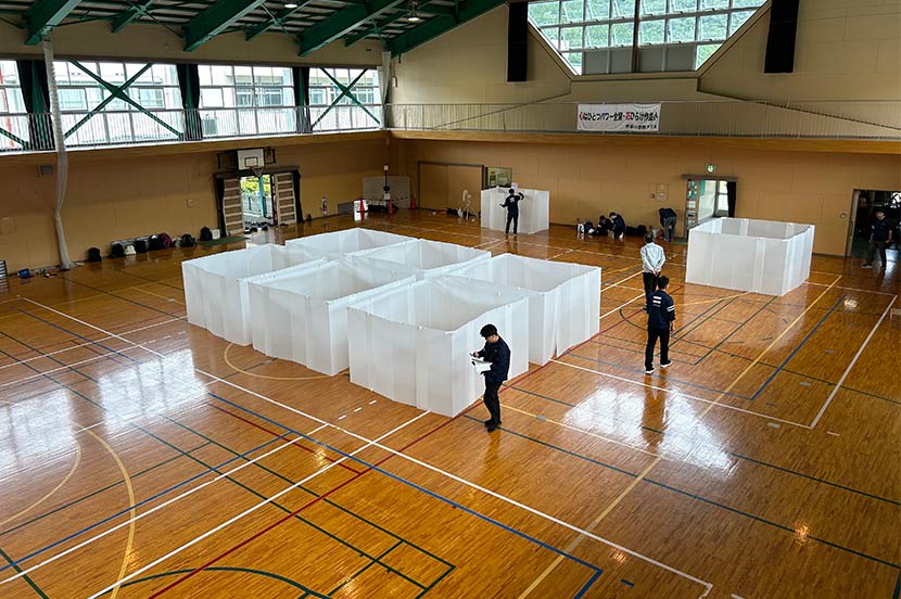 旧作波小学校に備えられているパーテーションを借りて設置