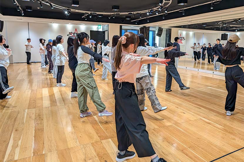 いよいよダンスレッスン本番! 「Choo Choo TRAIN」のフリをマスターしよう