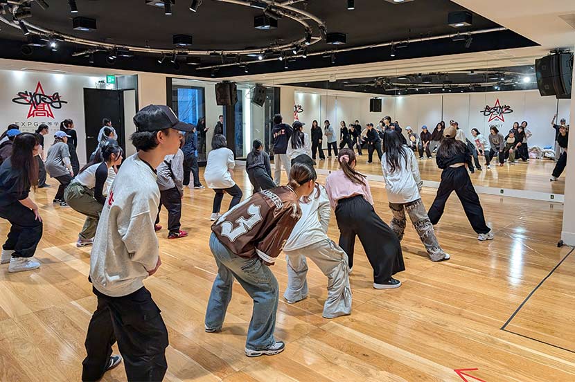 いよいよダンスレッスン本番! 「Choo Choo TRAIN」のフリをマスターしよう