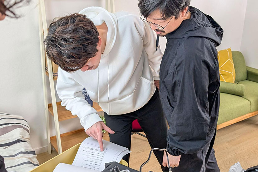 撮影現場に潜入! アパートの一室が非日常の “劇場” に早変わり
