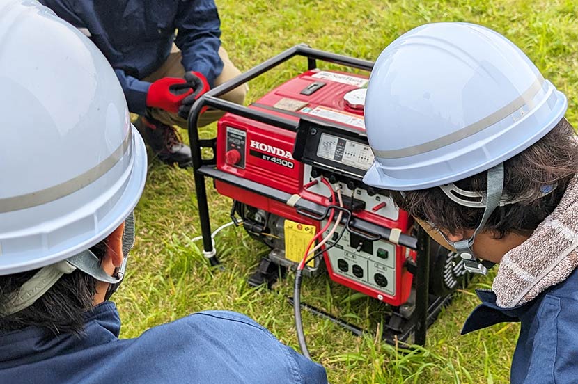 発電機のエンジンがなかなかかからず、参加者からは「実際にやってみると意外と難しい」という声が