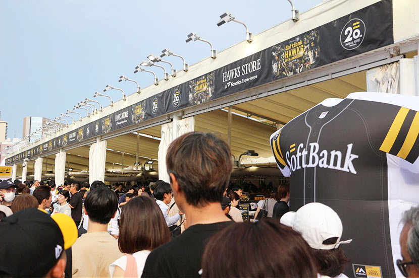 熱気に包まれた東京ドーム!ファンの期待が高まる20周年デー