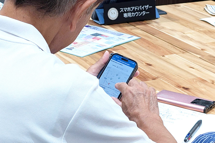 メモを取ったり、実際にスマホを操作したり、熱心に話に耳を傾ける様子が見られました