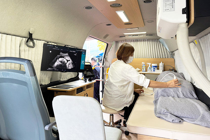 産婦人科クリニック監修のもと設計された車内は、快適さと安心を両立