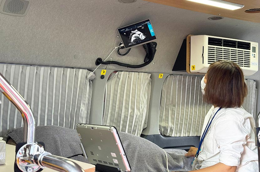 産婦人科クリニック監修のもと設計された車内は、快適さと安心を両立