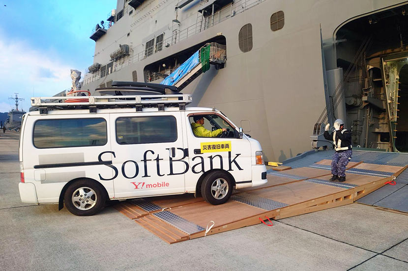 写真左から、2024年に行われた輸送艦「しもきた」への移動基地局車積載訓練、固定翼機「C-130R」への通信システム搭載訓練