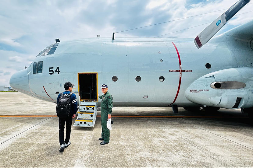 写真左から、2024年に行われた輸送艦「しもきた」への移動基地局車積載訓練、固定翼機「C-130R」への通信システム搭載訓練
