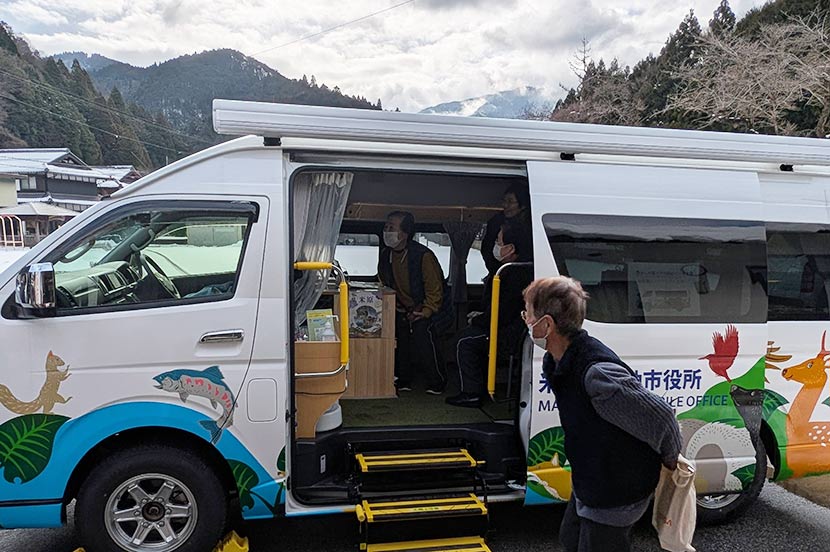 米原市に生息する生き物がデザインされたワンボックスタイプの車両