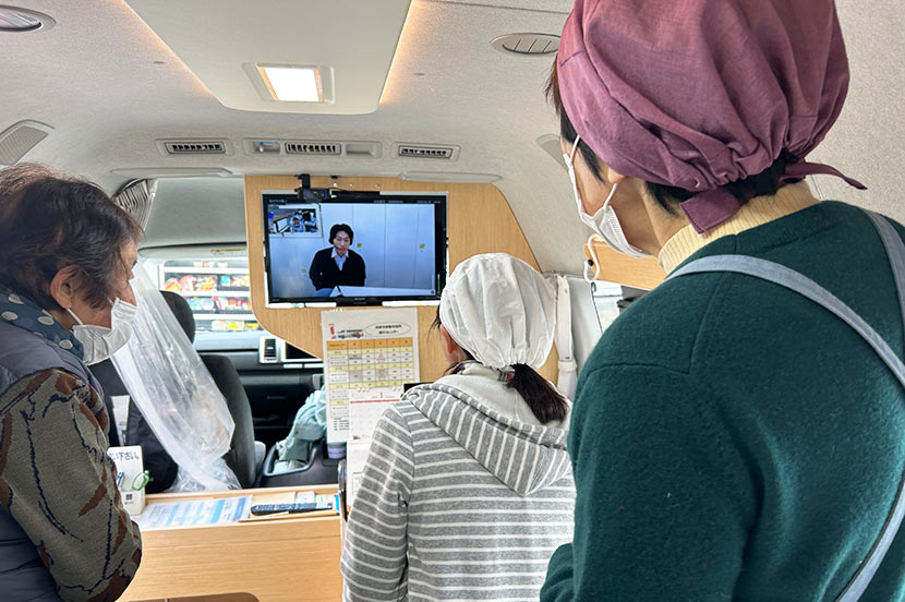 画面越しの職員と会話が弾むシーンも。実際の相談で利用する際は、相談内容に応じて担当の職員が庁舎内のモニター前に呼び出されて着席する