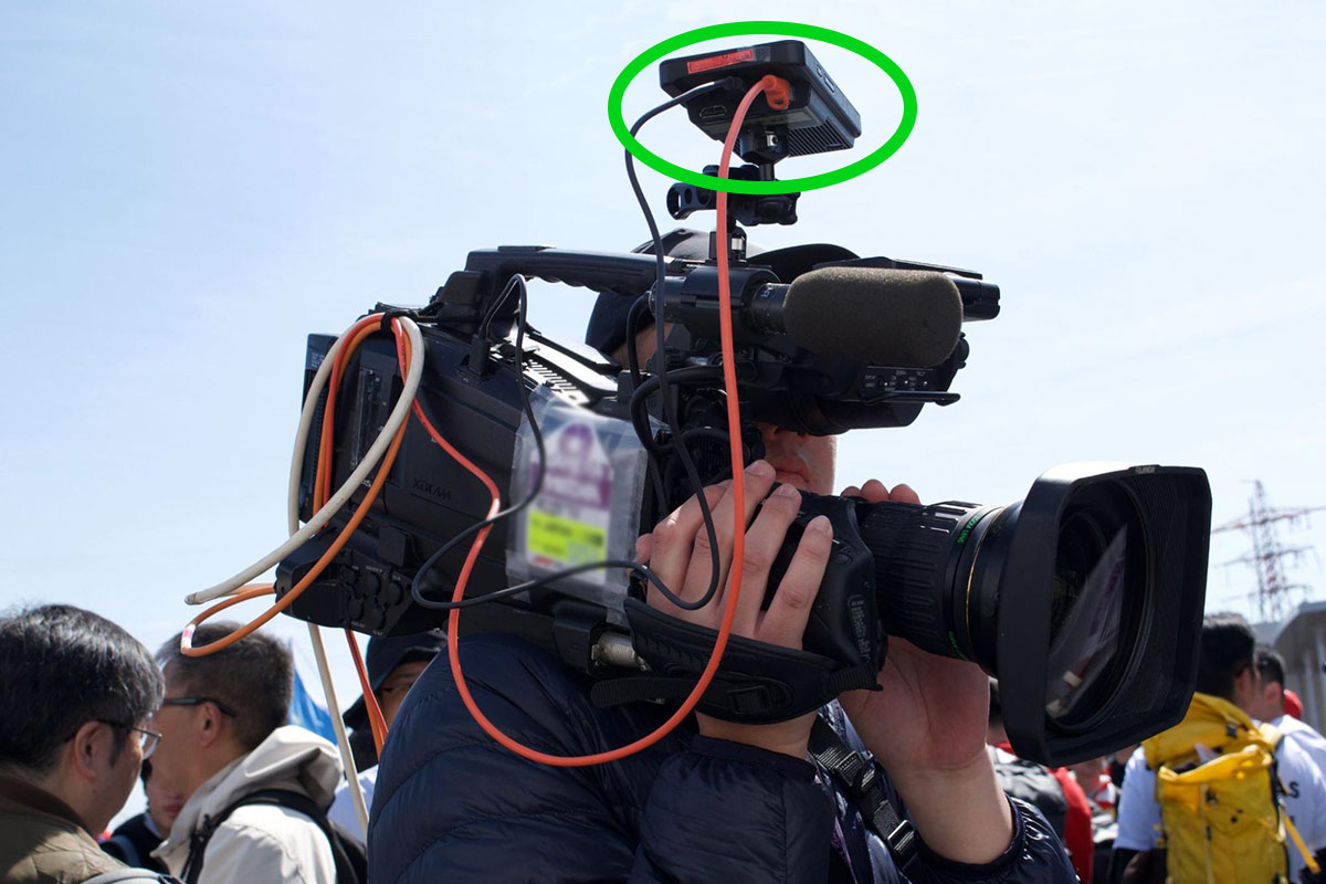 カメラに搭載された小型トランスミッター