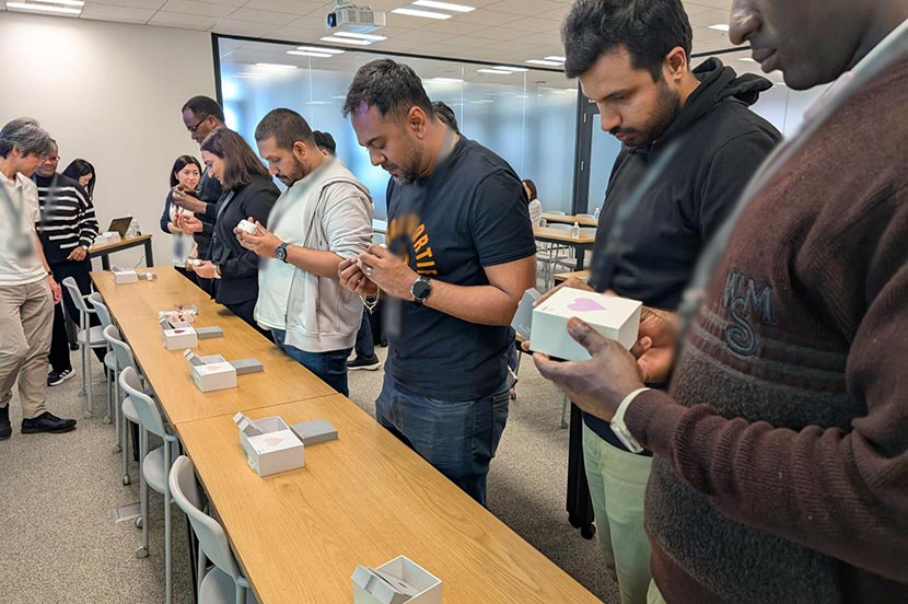 物品の輸出入を取り締まる税関職員が正規品と模倣品を見極める。
