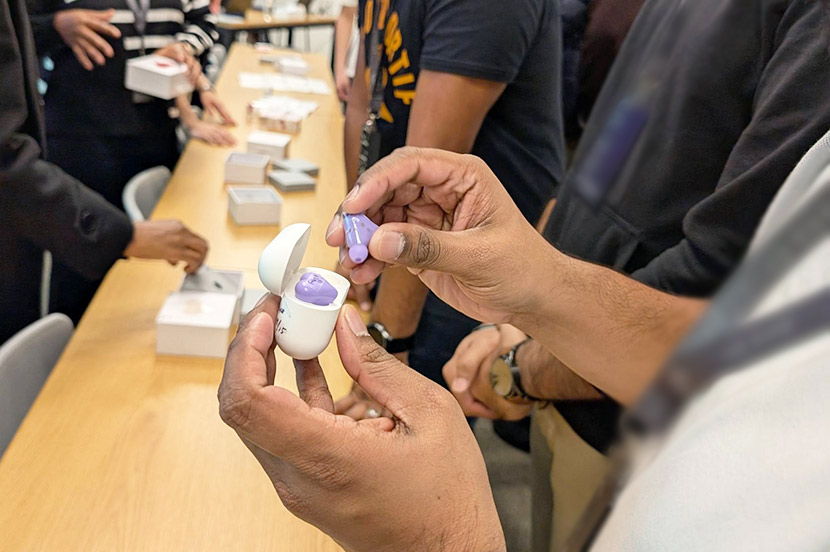 物品の輸出入を取り締まる税関職員が正規品と模倣品を見極める。