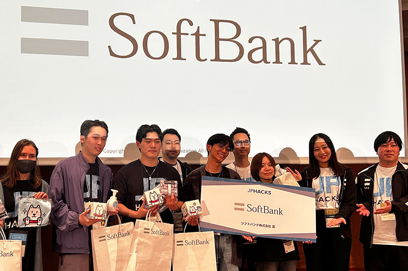 ソフトバンク賞を受賞した「HiNan!」開発チームの皆さん