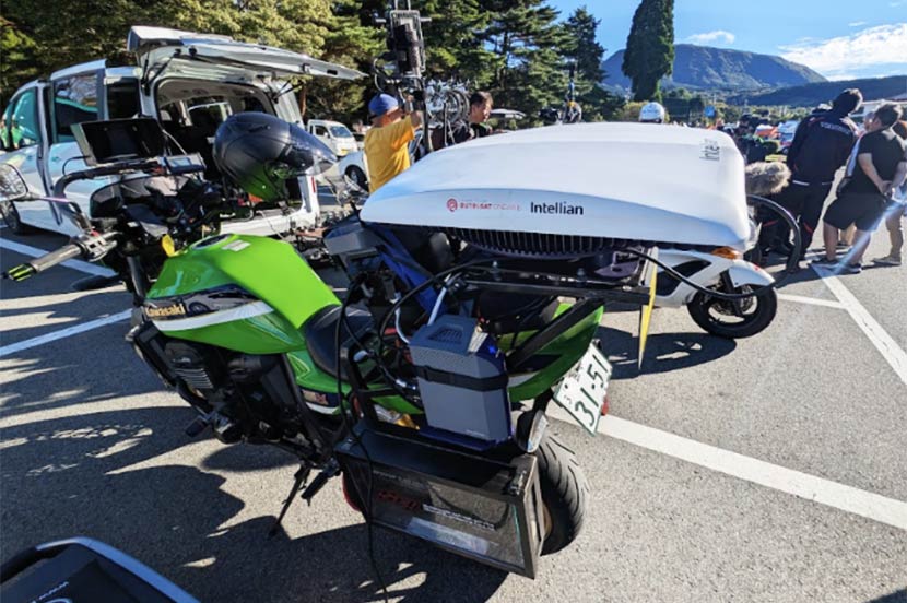 入念な事前テストを重ね、高速で移動しながらのレース中継に備える