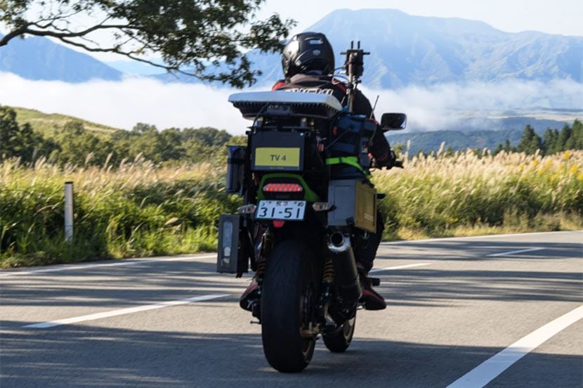 阿蘇の雄大な景色やレース展開を余すところなく視聴者にお届け