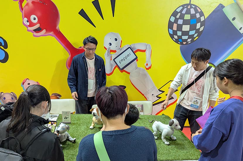 ロボットアイドルユニット「THE★ROBOTS」がダンスショーを披露。気になるセンターは…