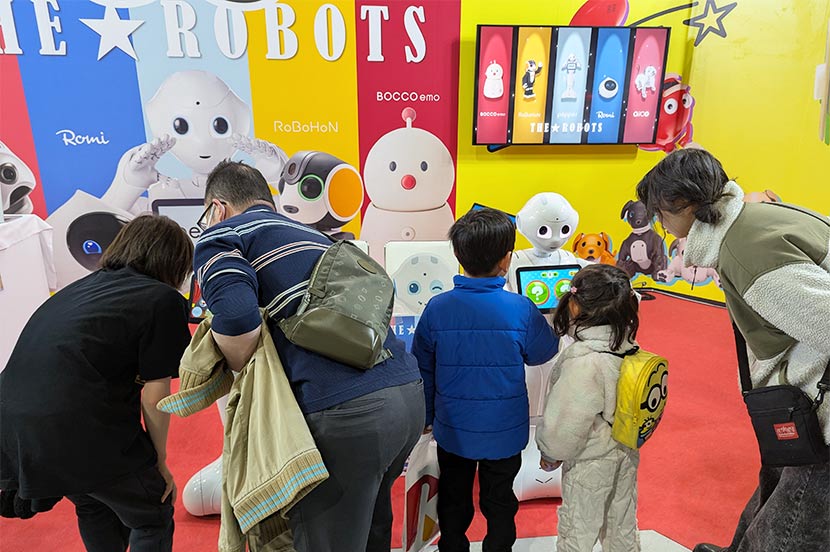 ロボットアイドルユニット「THE★ROBOTS」がダンスショーを披露。気になるセンターは…